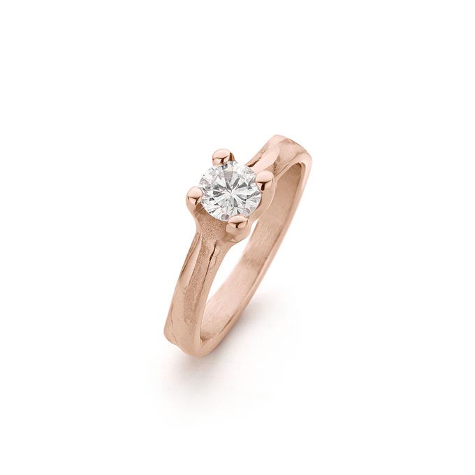 Klassieke roségouden verlovingsring met matte afwerking en een grote diamant tussen vier gepolijste details.