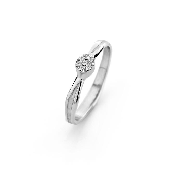 Witgouden moderne verlovingsring met gladde gepolijste afwerking en zeven diamanten in één sluitstuk op de ring.