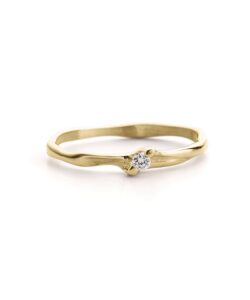Smalle geelgouden verlovingsring met gepolijste afwerking, matte details en een diamant tussen twee gepolijste details.