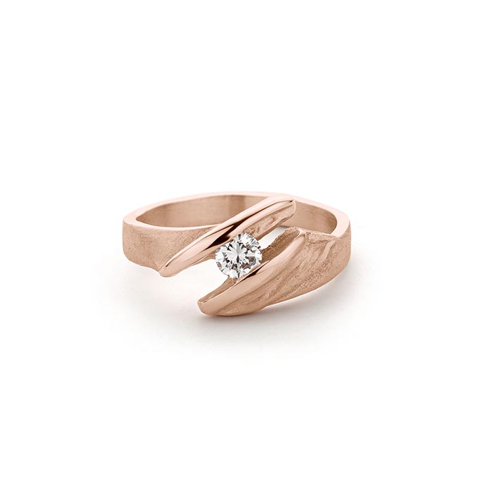 Unieke roségouden verlovingsring met matte afwerking met een diamant tussen twee gepolijste details.
