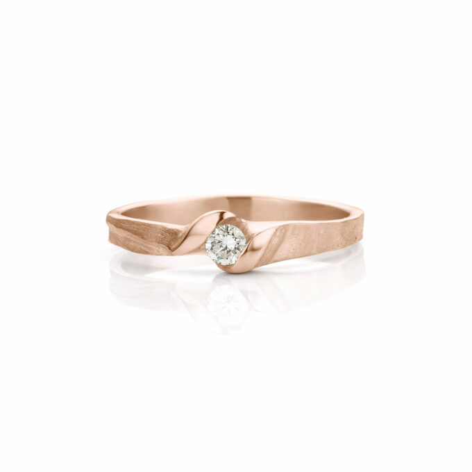 Roségouden verlovingsring met matte afwerking met een diamant tussen twee gepolijste details.