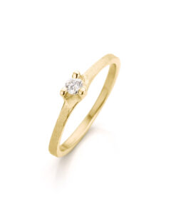 Geelgouden klassieke verlovingsring met matte afwerking en klasse diamant tussen drie ronde gepolijste details.
