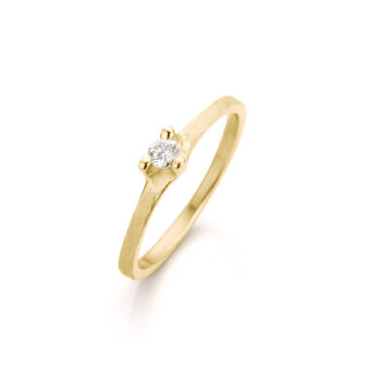 Geelgouden klassieke verlovingsring met matte afwerking en klasse diamant tussen drie ronde gepolijste details.