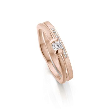 Organische en handgemaakte combinatie van twee matte, roségouden ringen met diamanten.