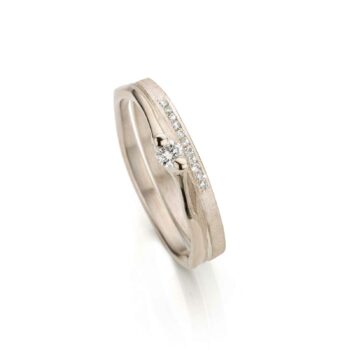 Klassieke en handgemaakte combinatie van twee ringen, met gepolijste en matte afwerking en kleine diamanten.