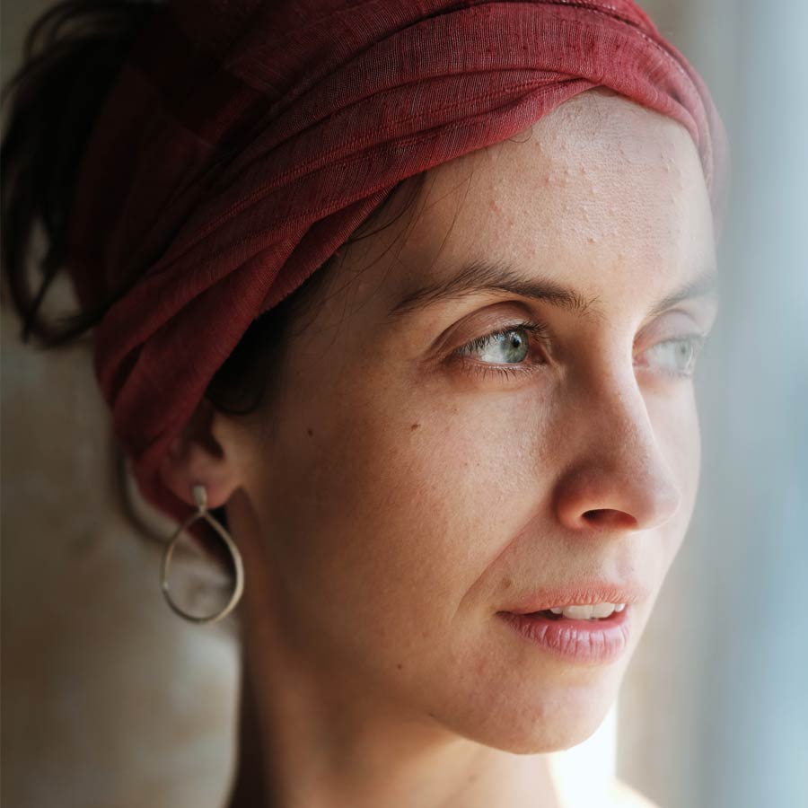 A women wearing an earring from Ines Bouwen