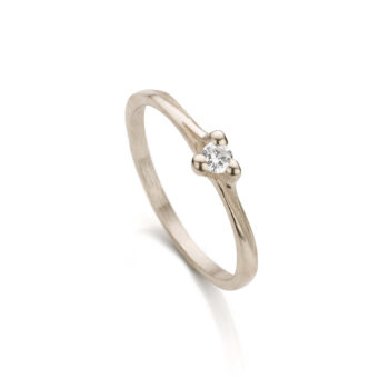 Elegante witgouden verlovingsring met matte afwerking, gepolijste details en diamant als middelpunt.