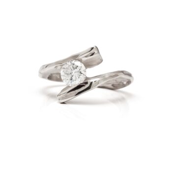 Witgouden verlovingsring diamant met organisch design en fonkelende diamant, door Ines Bouwen.