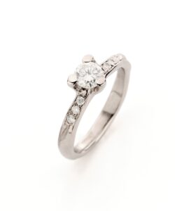 White gold engagement ring with diamonds N° 121