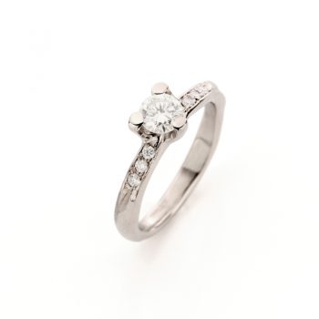 Een originele roségouden verlovingsring met een prachtige diamant te midden van zes kleinere diamanten, met een matte afwerking en gladde details.