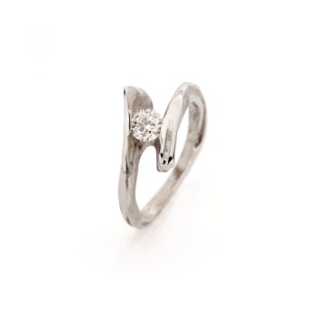 Natural white gold engagement ring with brilliant diamond between polished, slanted edges and matte details.