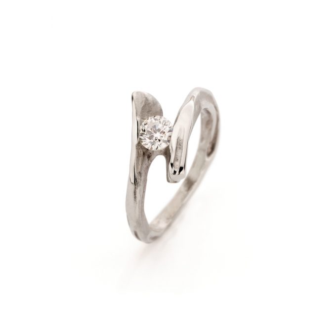 Natuurlijke witgouden verlovingsring met briljante diamant tussen gepolijste; schuine randen en met matte details.