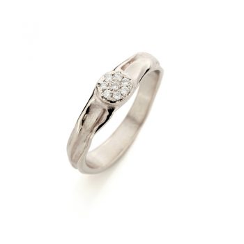 Stralende witgouden verlovingsring met een gladde gepolijste afwerking en zeven diamanten in het midden van de ring.