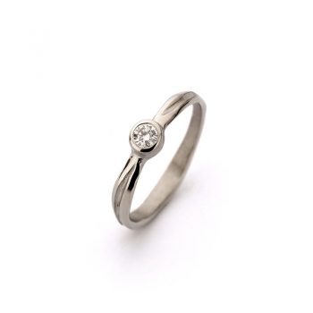 Moderne witgouden verlovingsring met diamant in gepolijst sluitstuk en gepolijst oppervlak met mat detail in het midden rond de ring.