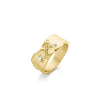 Yellow gold ring with engraving and diamonds