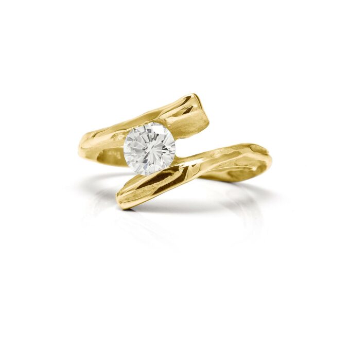 Yellow gold engagement ring with diamond