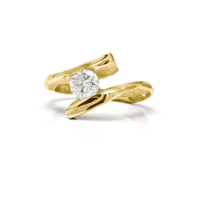 Geelgouden verlovingsring diamant met organisch design en fonkelende diamant, door Ines Bouwen.