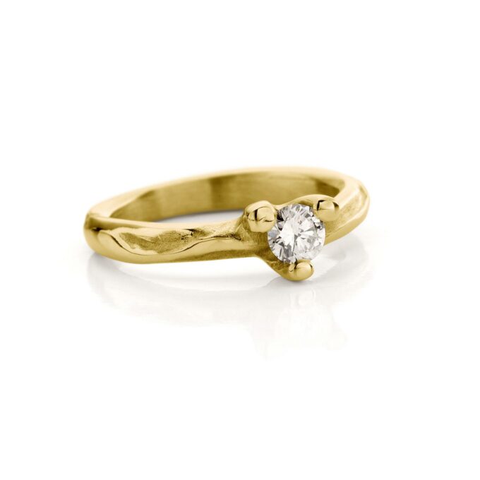 Yellow gold engagement ring with diamond