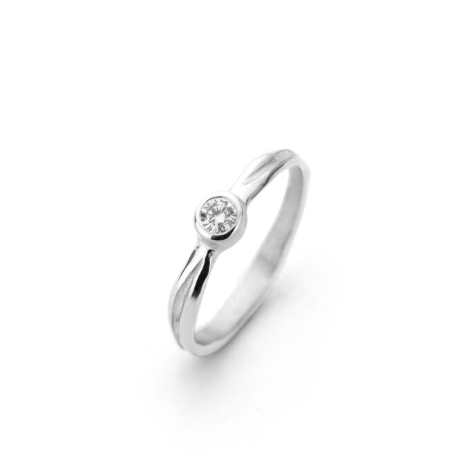 Rhodium gold engagement ring with diamond