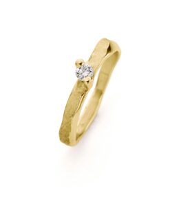 Yellow gold engagement ring with diamond
