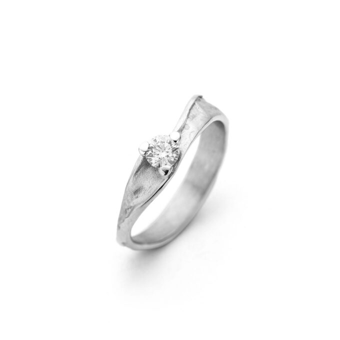 Rhodium gold engagement ring with diamond