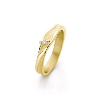 Yellow gold ring with diamond