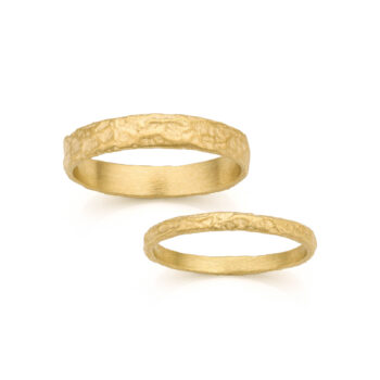 Handgemaakte verlovingsring in geelgoud met organische textuur, Ines Bouwen Jewelry.