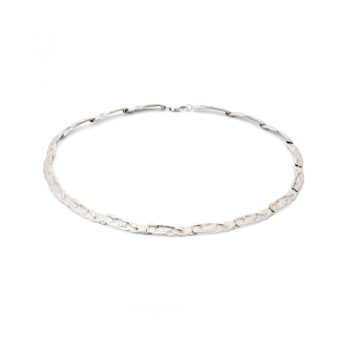 Silver link chain with links of 5.5 mm each with an uneven surface with a matte finish and polished details.