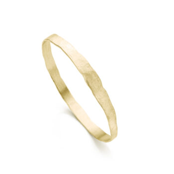 Handgemaakte armband van geelgoud met een matte finish en een tijdloos minimalistisch design