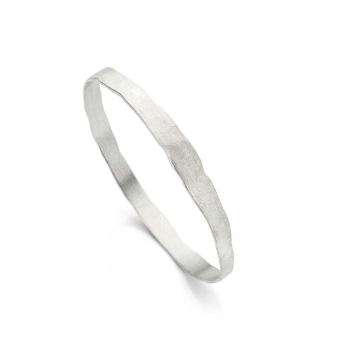 Zilveren gesloten armband met mat oppervlak en oneven gepolijste randen.