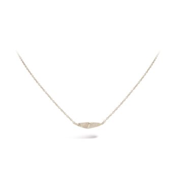 Handgemaakte getextureerde halsketting in champagnekleurig goud van Ines Bouwen Jewelry.
