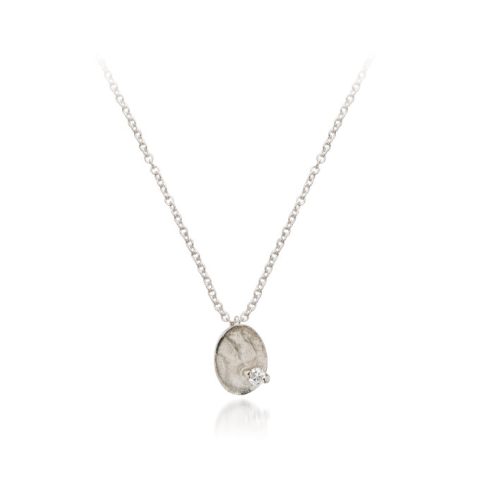 Ovalen hanger met diamant, handgemaakt in champagnegoud.