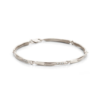 Handgemaakte schakelarmband in champagnegoud met drie diamanten van D-kleur en VVS-kwaliteit.