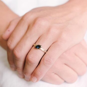 N°261-sapphire_Ines-Bouwen-jewelry_engagement-ring-_web