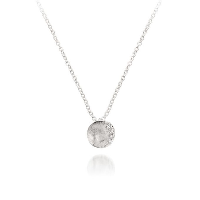 Zilveren set met ronde hanger en vier minimalistische diamanten, mat en egaal afgewerkt.