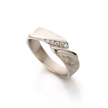 White gold ring with diamonds N° 021