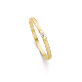 Geelgouden minimalistische verlovingsring met volledig matte afwerking en een kleine diamant tussen twee gepolijste details.