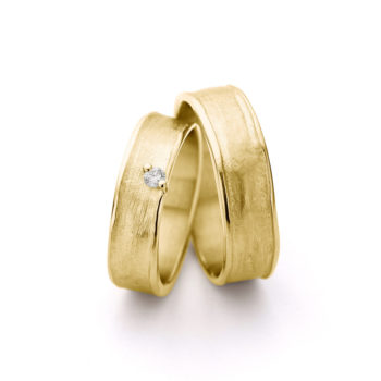 Geelgouden fonkelende trouwringen met fijne diamant in de ring voor dames.