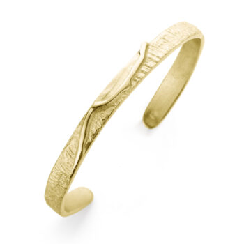 Handgemaakte geelgouden armband met organische, matte en glanzende texturen – Ines Bouwen Jewelry